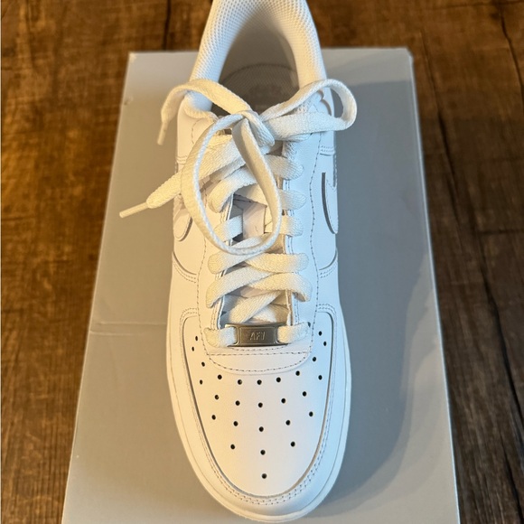 White Nike Air Force 1 - Picture 2 of 6